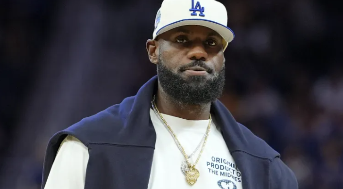 费舍尔公布新阵容，詹姆斯领衔